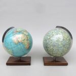 G47 - 1 Paar Globen, Erdglobus und Mondglobus, Columbus-Verlag, 60er Jahre, Pappe handkaschiert, Holzsockel, Meridian Aluminium