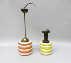 D92 - 1 Paar zierliche Deckenleuchten, Bauhaus, 30er Jahre, Messing patiniert, Schirme weiß, gelb bzw. weiß orange gestreift