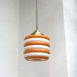 D93 - kleine Deckenleuchte, Bauhaus, 30er Jahre, Messing, Schirm weiß, orange gestreift
