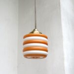 D93 - kleine Deckenleuchte, Bauhaus, 30er Jahre, Messing, Schirm weiß, orange gestreift