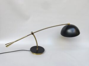 T209 - außergewöhnliche Tischleuchte, 50er Jahre, Italien, Messing, anthrazit