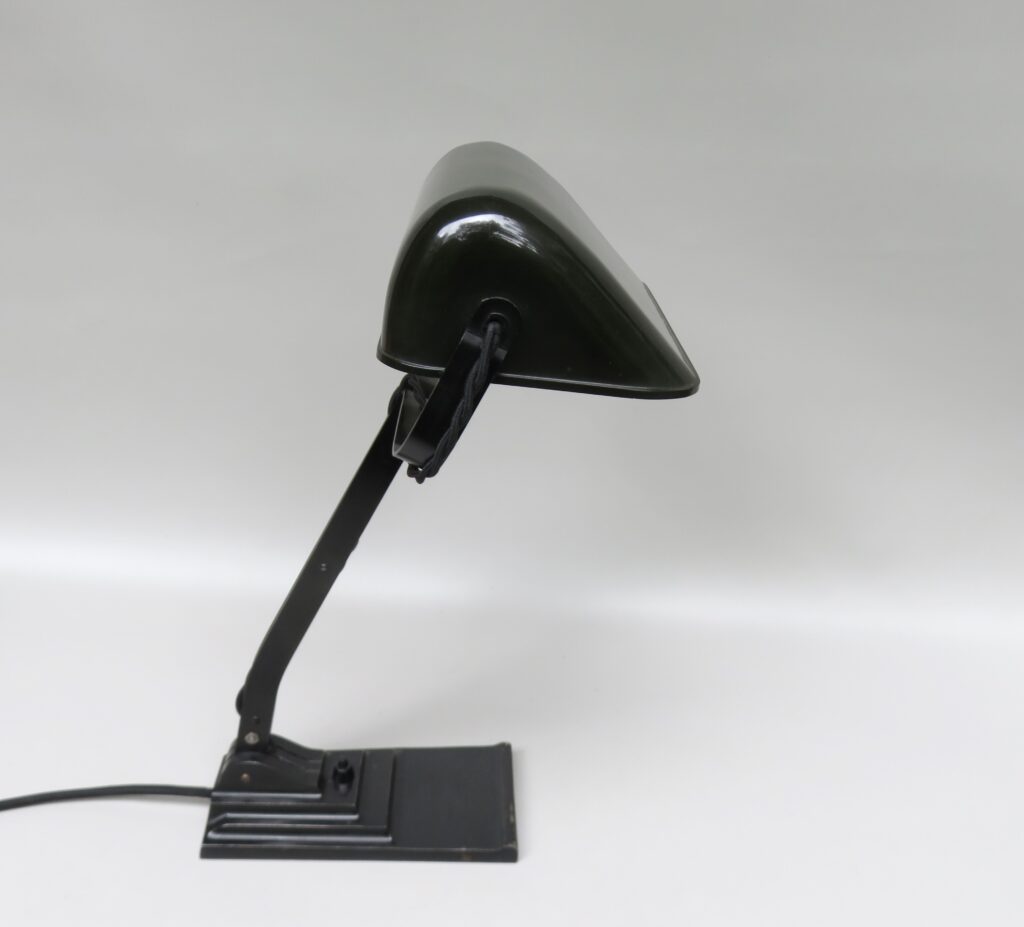 B9 - SOLD - Bankerlampe Art Deco, Schirm Bakelit, bezeichnet unter dem Stand: ERPE Made in Belgium