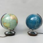 G28 - 1 Paar Globen, Columbus Duo Erdgobus und Columbus-Himmelsglobus, Sockel Holz, verchromt, Kugeln Glas handkaschiert, Meridian Aluminium - Die Kleinsten