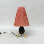 T212 - kleine Tischleuchte, Tripod, 60er Jahre, Holz, Schirm Sisal