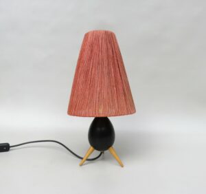 T212 - kleine Tischleuchte, Tripod, 60er Jahre, Holz, Schirm Sisal