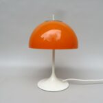 T213 - kleine Tischleuchte, Wila, Tulpenfuß, Space Age, 70er Jahre, Plexiglas orange, weiß