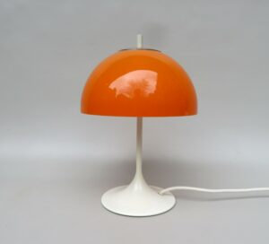 T213 - kleine Tischleuchte, Wila, Tulpenfuß, Space Age, 70er Jahre, Plexiglas orange, weiß