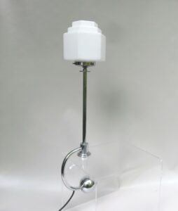 T220 - außergewöhnliche Tischleuchte, Bauhaus, verchromt, Überfangglas weiß