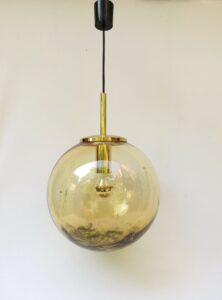 D12 - Deckenleuchte "Ball", 60er Jahre, Glas, amberfarben mit schwarzen Einschlüssen/Fäden und Luftblasen, Messing