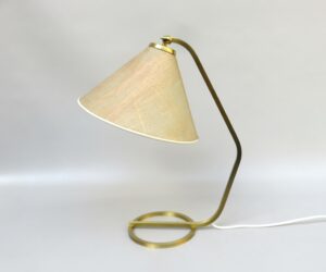 T215 - elegante Tischleuchte, 60er Jahre, Messing matt gebürstet, Lampenschirm Fiberglas