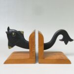 W135 - 1 Paar Buchstützten "Fisch",  50er Jahre, im Stil von Walter Bosse, Bronze schwarz, Teak-Holz