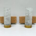 W197 - 1 Paar elegante Wandleuchten, 60er Jahre, Doria, Eisglas, Rattan, Messing