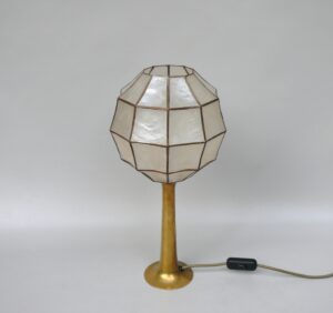 T225 - zierliche Tischleuchte, 70er Jahre, Messing, Lampenschirm Capiz, Shell, Perlmut