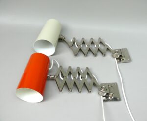 SCH15 - 1 Paar Scherenleuchten, 60er Jahre, HALA, verchromt, zylindrischer Lampenschirm orange und helles beige