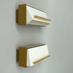 W258 - 1 Paar kubistische Wandleuchten, Neuhaus-Leuchten, 60er Jahre, hellbraun, beige, Messing