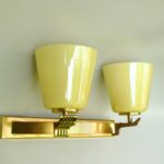 W259 - große Wandleuchte aus einem Kino, Art Deco, Messing, Überfangglas beige