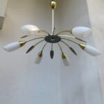 D71 - stilisiert florale Deckenleuchte, Sputnik, 50er Jahre, Messing, hellgrau, blaugrau, weißes Überfangglas satiniert, 6flammig