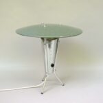 T84 - Tischleuchte, Pilzleuchte, Tripod, tschechisch, 50er Jahre, Aluminium, Hammerschlaglack grün