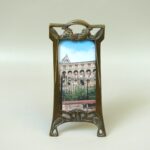 BR116 - floraler Bilderrahmen mit Weinrispen, Jugendstil, Frankreich, Bronze patiniert