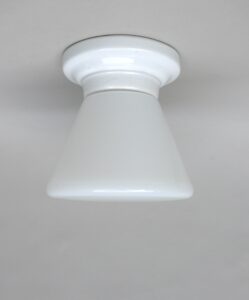D11 - Deckenleuchte, Bauhaus-Ära, Porzellan-Deckenhalterung, Schirm Überfangglas, bez. Sigma Leuchte