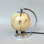 N50 - Nachttischleuchte, Art Deco, verchromt, Glasschirm beige, braun geflammt, Überfangglas