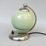 N49 - Nachttischleuchte Art Deco, vernickelt, hellgrüner Glasschirm, dunkelgrün abgesetzt