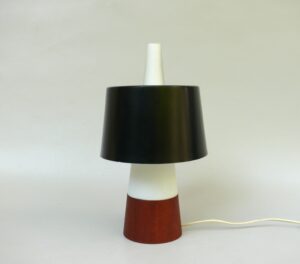 T237 - zierliche Tischleuchte "Rocket", 60er Jahre, skandinavisches Design, Teak, Überfangglas weiß, schwarz