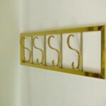 GA44 - Wandgarderobe mit 4 Klapphaken, 60er Jahre, Messing