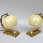 NP16 - 1 Paar Nachttischleuchten, Art Deco, Messing, Überfanglasschirm beige "Blüte"