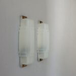 W22 - 1 Paar zierliche Wandleuchten "Skyscraper", Art Deco, Frankreich satiniertes Opalinglas