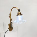 K26 - Klemmleuchte für einen Flügel, Jugendstil, Messing, Opalinglas, Deutschland