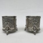 W57 - 1 Paar Weinflaschenständer Gründerzeit ca. 1880, Zinn - gemarkt: LEUCONIDE No 371 - geschützt, modelliert von A. Reith - Kayser-Zinn