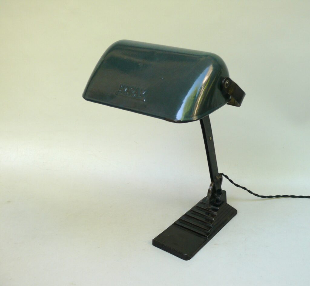 B4 - Bankerlampe Art Deco, dunkelgrün emaillierter Lampenschirm, Sockel brüniert