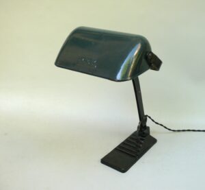 B4 - Bankerlampe Art Deco, dunkelgrün emaillierter Lampenschirm, Sockel brüniert